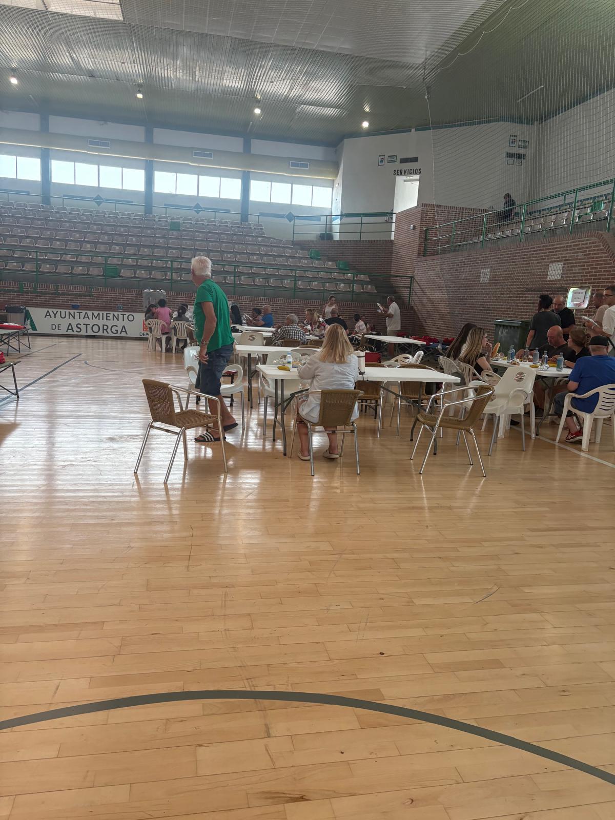 Personas realojadas en el Pabellón Municipal de Astorga. | L.N.C. Personas realojadas en el Pabellón Municipal de Astorga. | L.N.C.