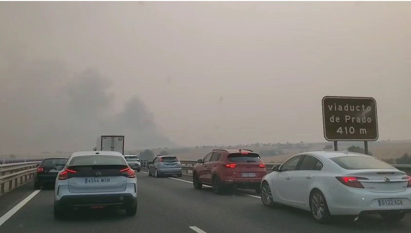Atasco en la A 66 por el humo de un incendio forestal a altura de Benazolve. | L.N.C.