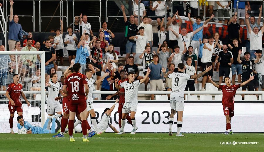Instante del partido de la Cultural en Burgos en el que se señala el primer penalti. | CYD
