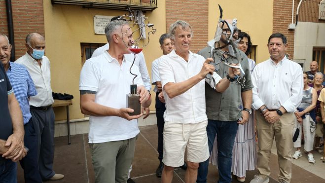 Entrega de una escultura de recuerdo a Calleja en reconocimiento. | A. RODRÍGUEZ Entrega de una escultura de recuerdo a Calleja en reconocimiento. | A. RODRÍGUEZ
