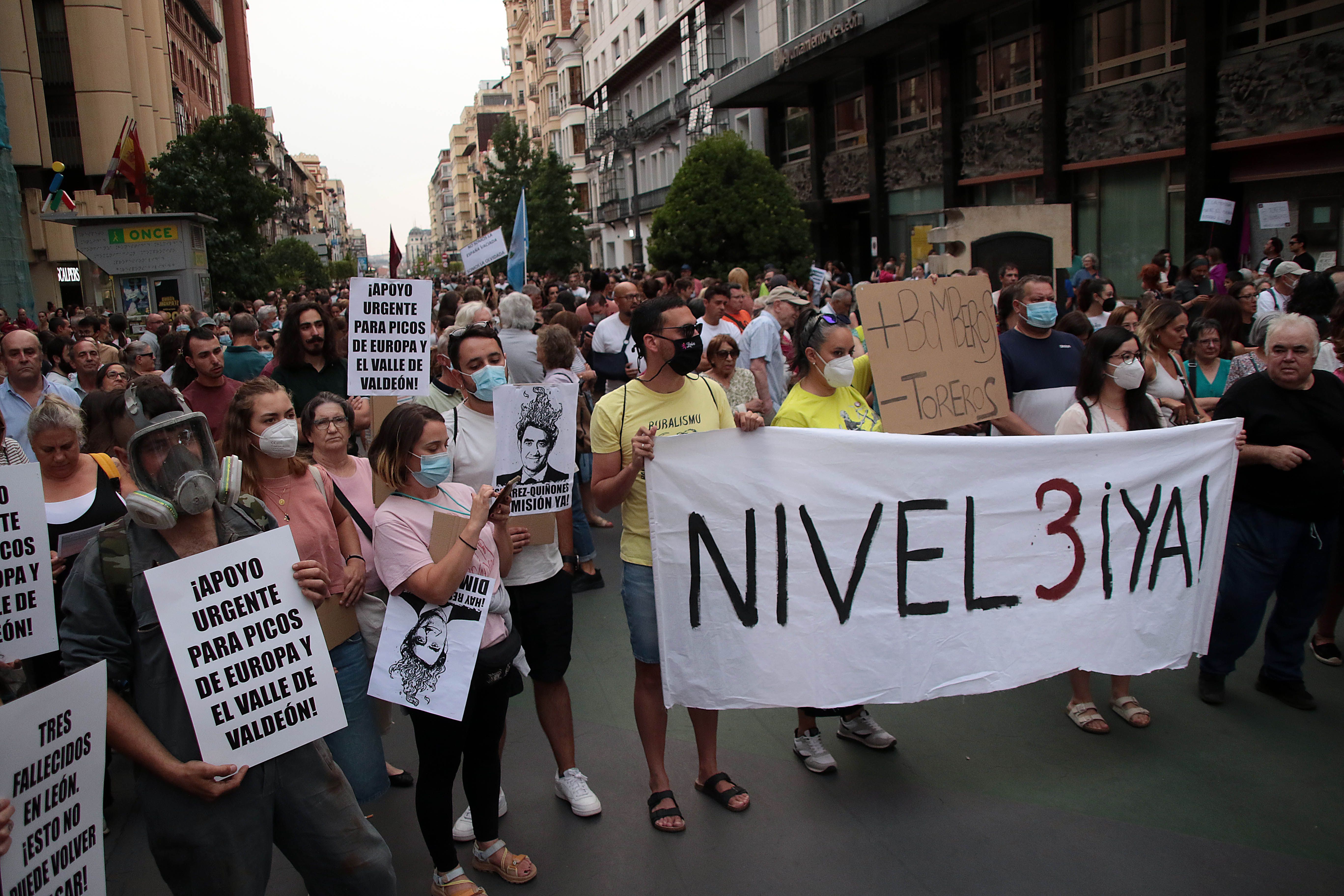 Así fue la concentración ciudadana en León por los incendios forestales. | PEIO GARCÍA 