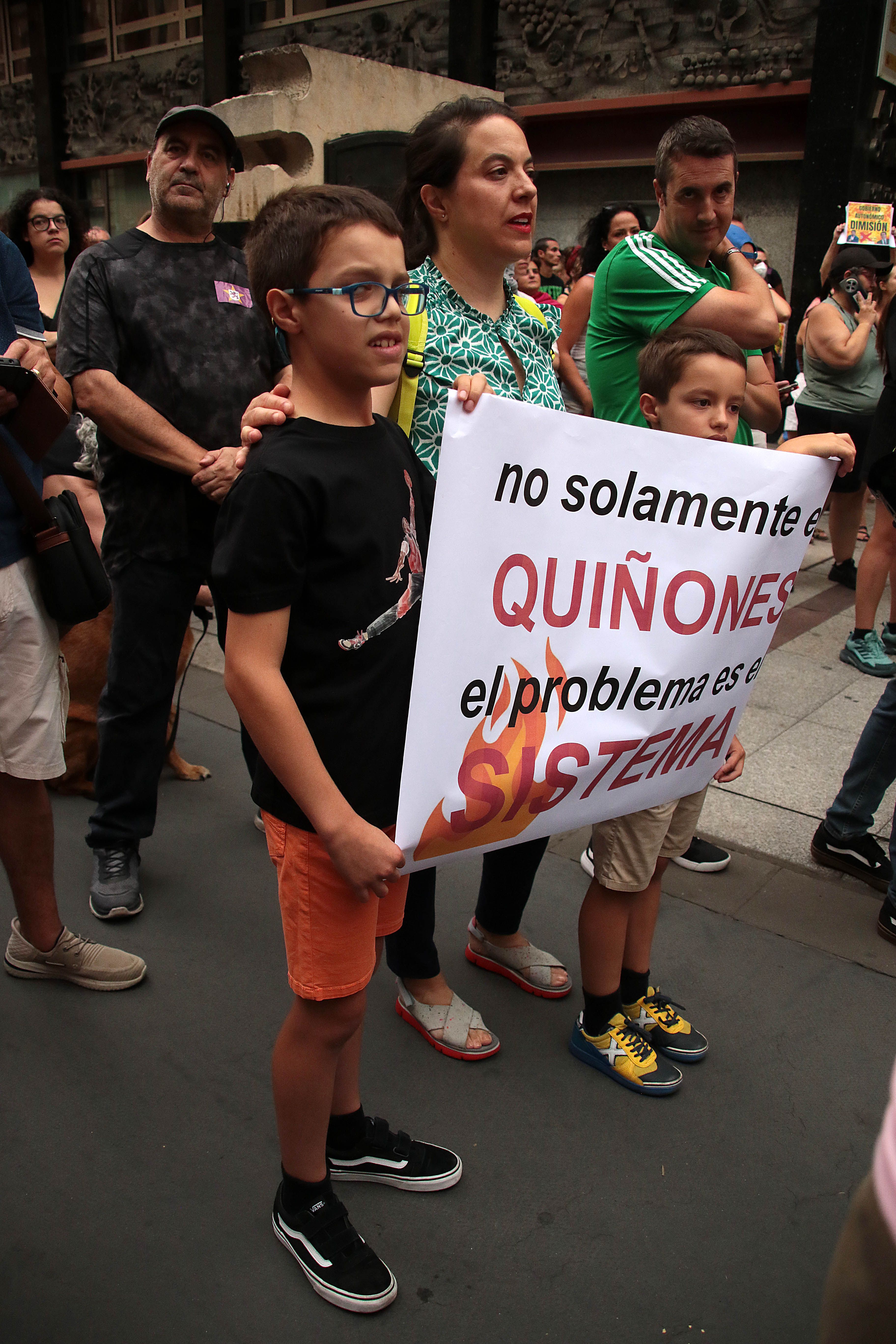 Así fue la concentración ciudadana en León por los incendios forestales.| PEIO GARCÍA 