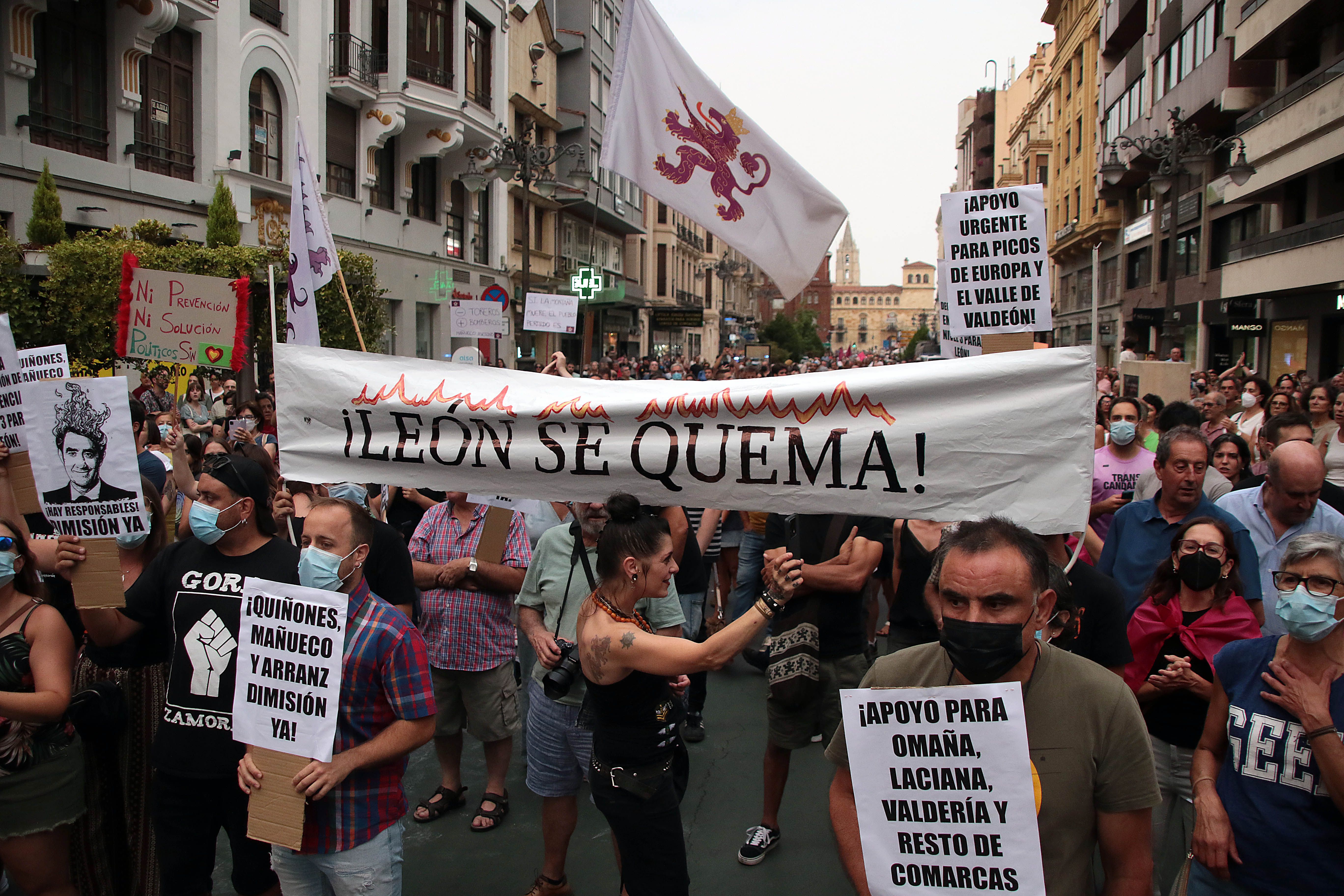 Así fue la concentración ciudadana en León por los incendios forestales.| PEIO GARCÍA 