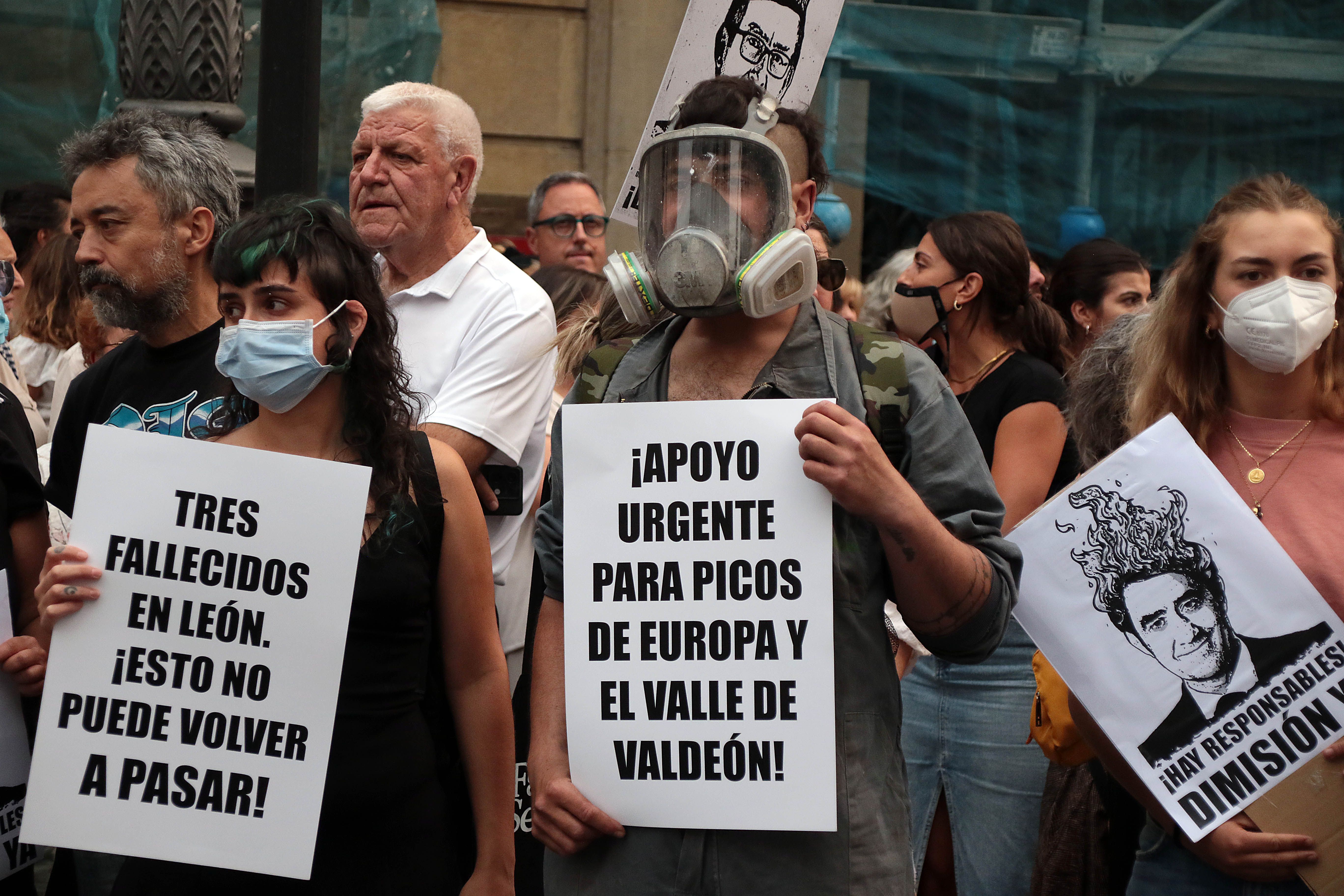 Así fue la concentración ciudadana en León por los incendios forestales. | PEIO GARCÍA 