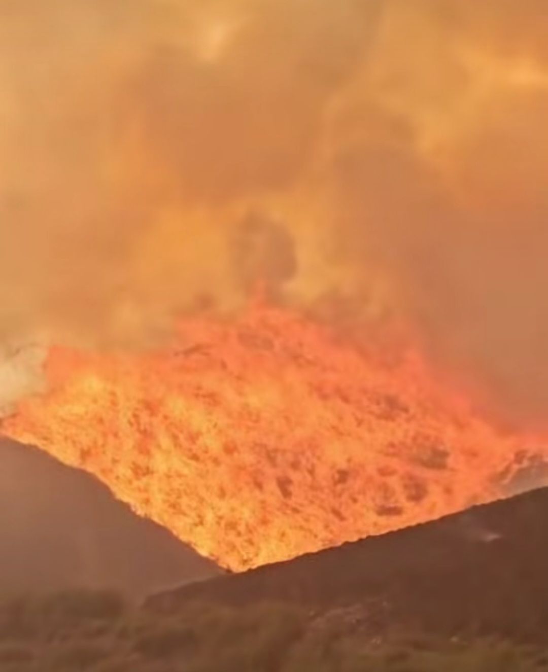 Por la noche, las llamas en Fornela presagiaban lo peor y obligó a desalojos urgentes. 