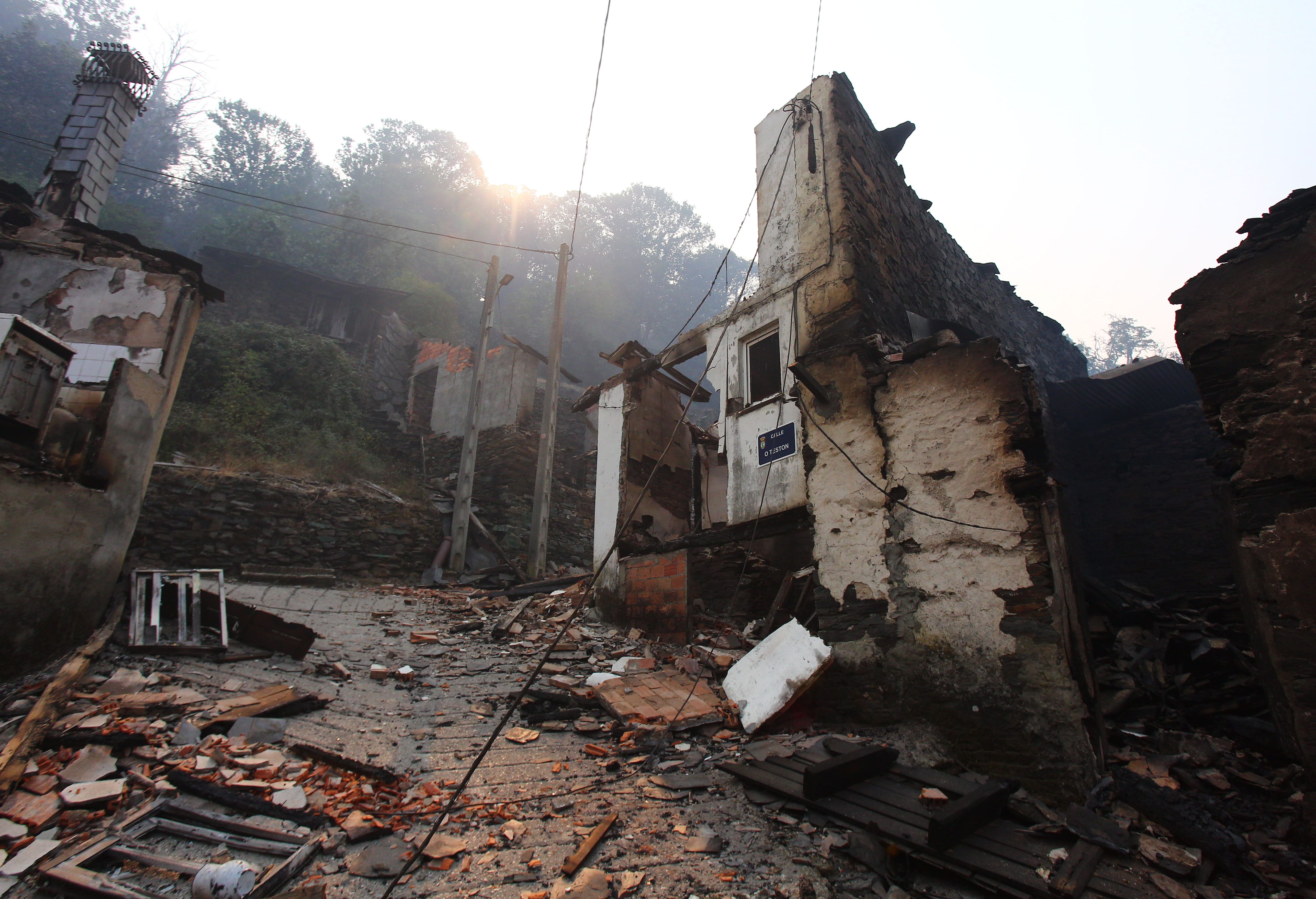 El pueblo de Lusio (León), arrasado por el fuego es el paisaje que dejan las llamas. | CÉSAR HORNIJA (Ical)