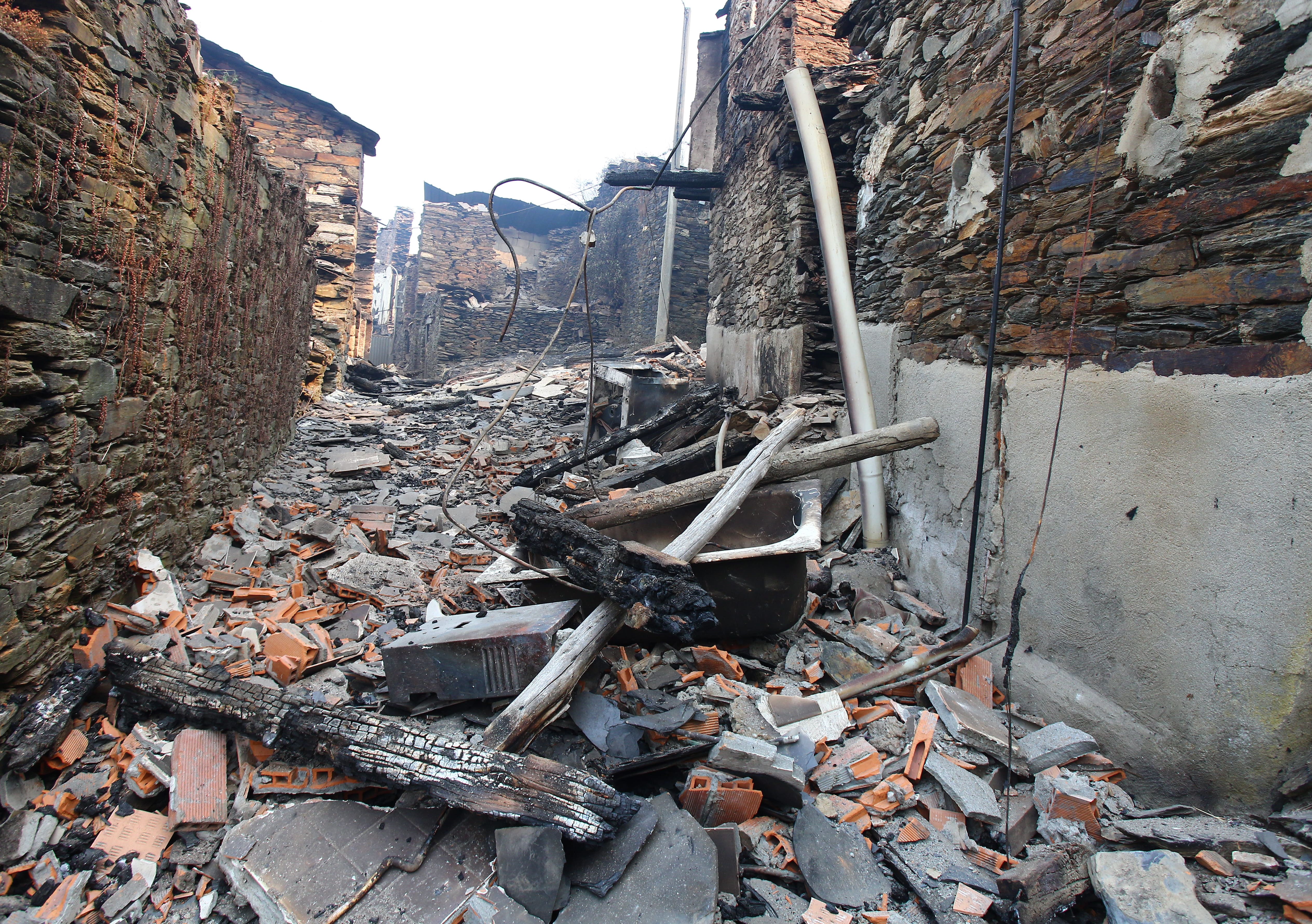 El pueblo de Lusio (León), arrasado por el fuego. | CÉSAR HORNIJA (Ical)