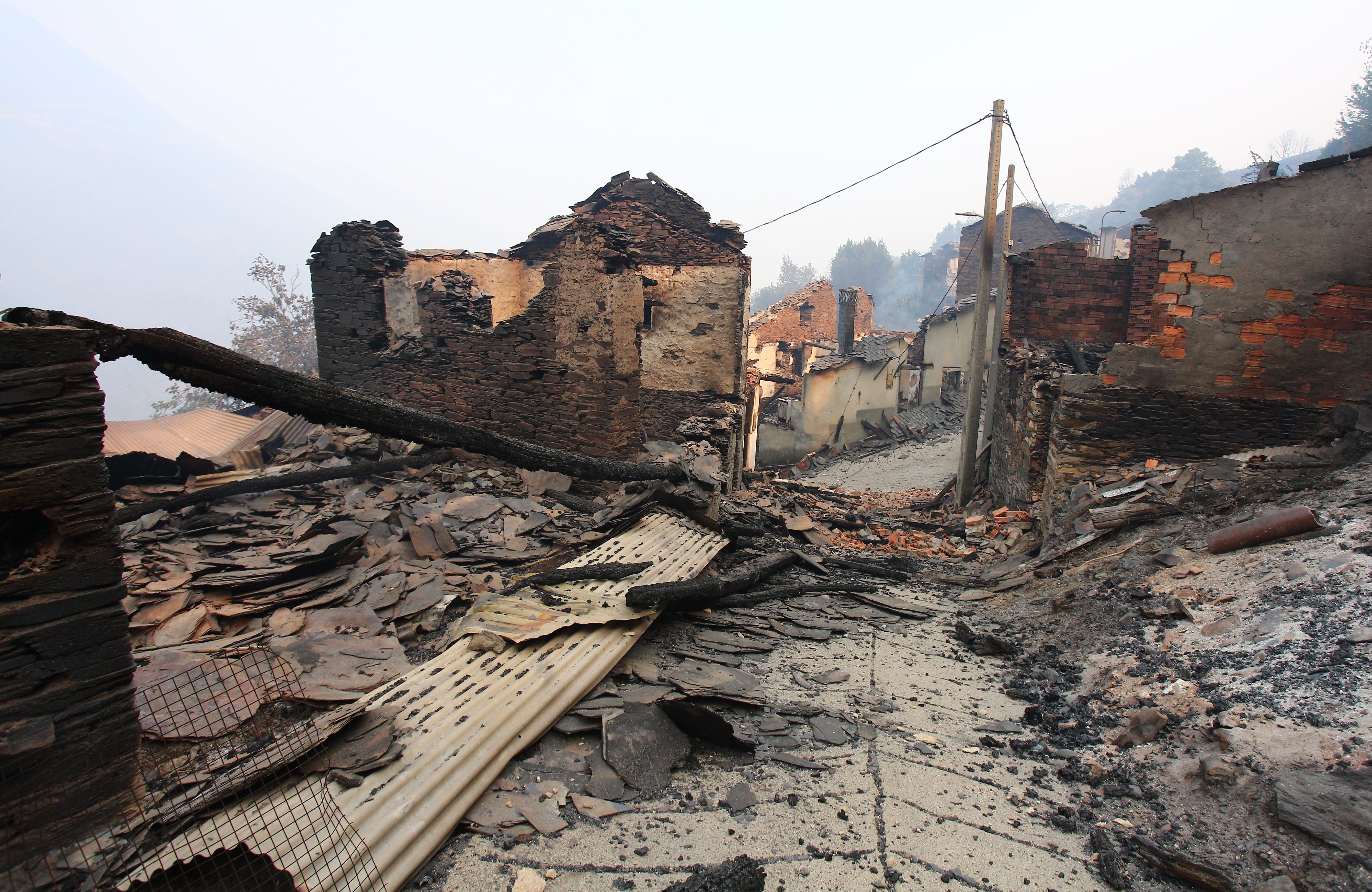 El pueblo de Lusio (León), arrasado por el fuego. | CÉSAR HORNIJA (Ical)