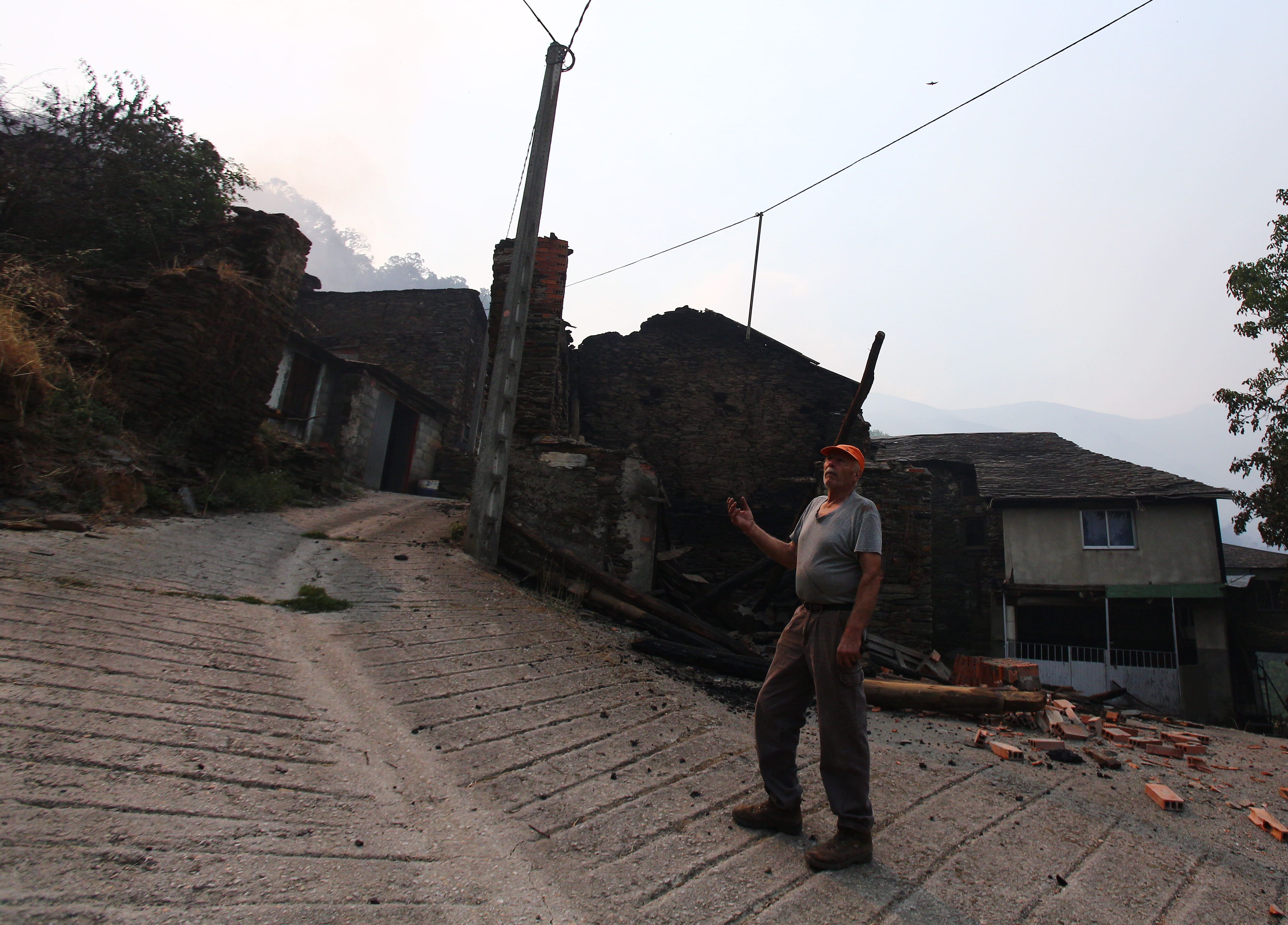 El pueblo de Lusio (León), arrasado por el fuego. | CÉSAR HORNIJA (Ical)