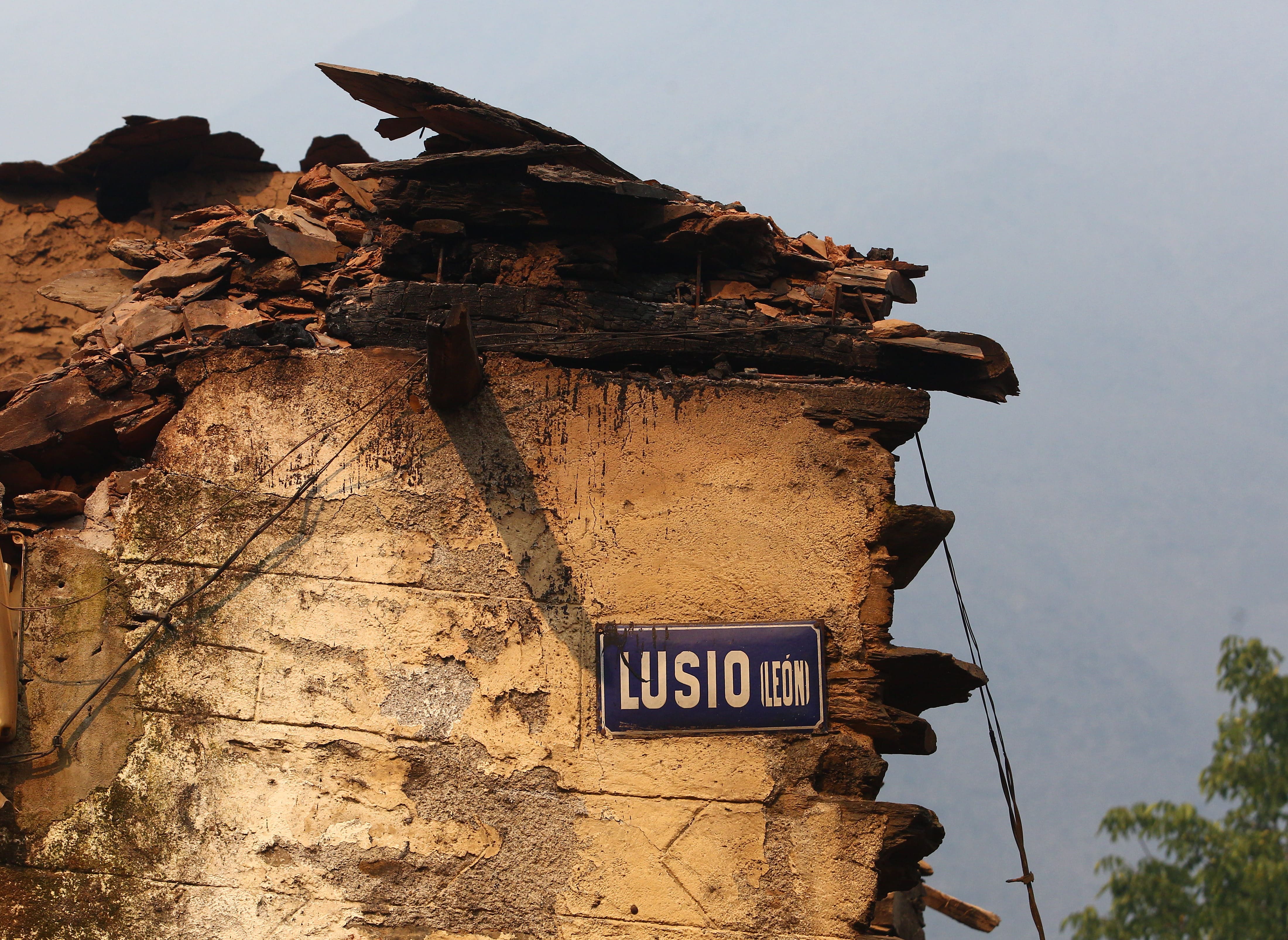 El pueblo de Lusio (León), arrasado por el fuego. | CÉSAR HORNIJA (Ical)