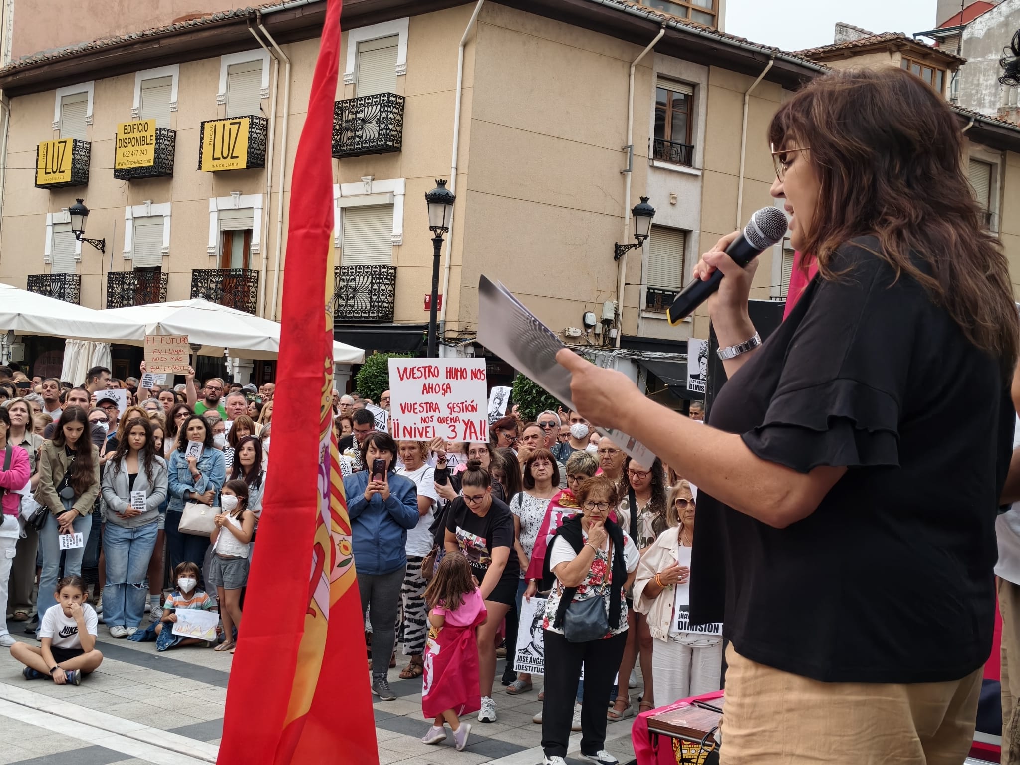 Una de las afectadas por el incendio contando la pesadilla que vivió durante la protesta. | A. RODRÍGUEZ