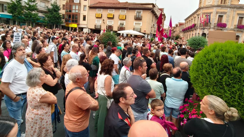Más de un millar de personas participaron en la protesta. | A. RODRÍGUEZ Más de un millar de personas participaron en la protesta. | A. RODRÍGUEZ