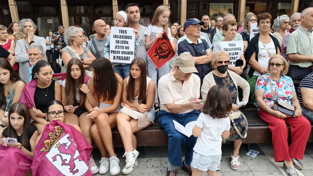 No faltaron carteles en recuerdo de los fallecidos en los incendios. | A. RODRÍGUEZ No faltaron carteles en recuerdo de los fallecidos en los incendios. | A. RODRÍGUEZ