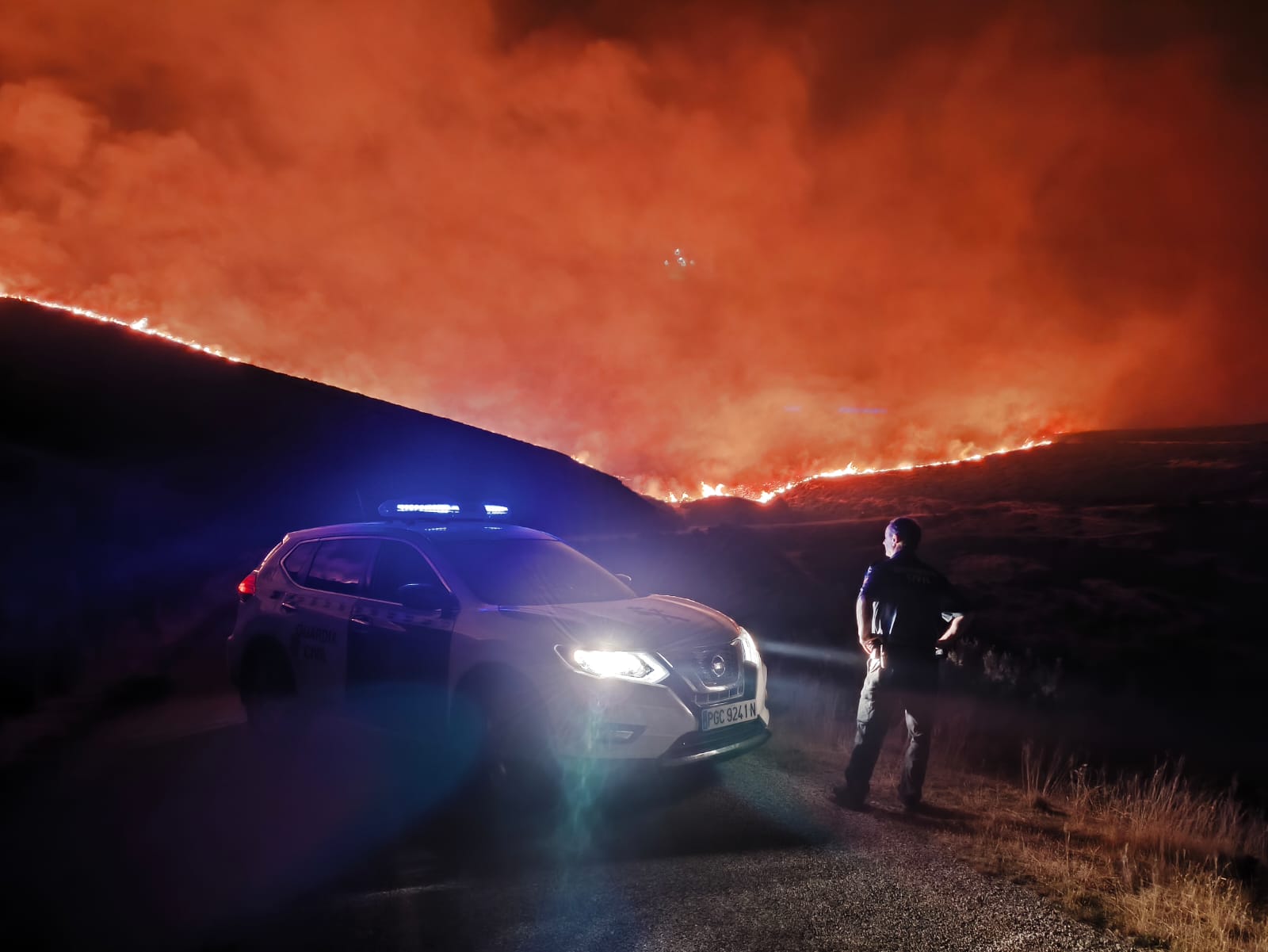 La situación de los incendios en León mejora menos de lo esperado pero permite el realojo de 18 localidades