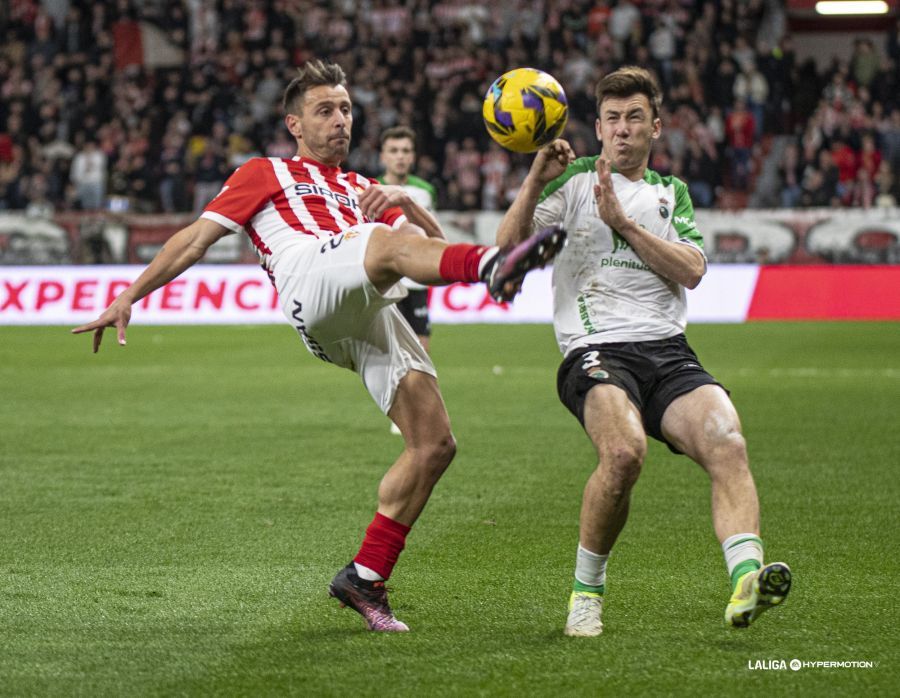 Saúl García pelea por un balón dividido frente al Sporting en un partido del año pasado con el Racing. | LALIGA