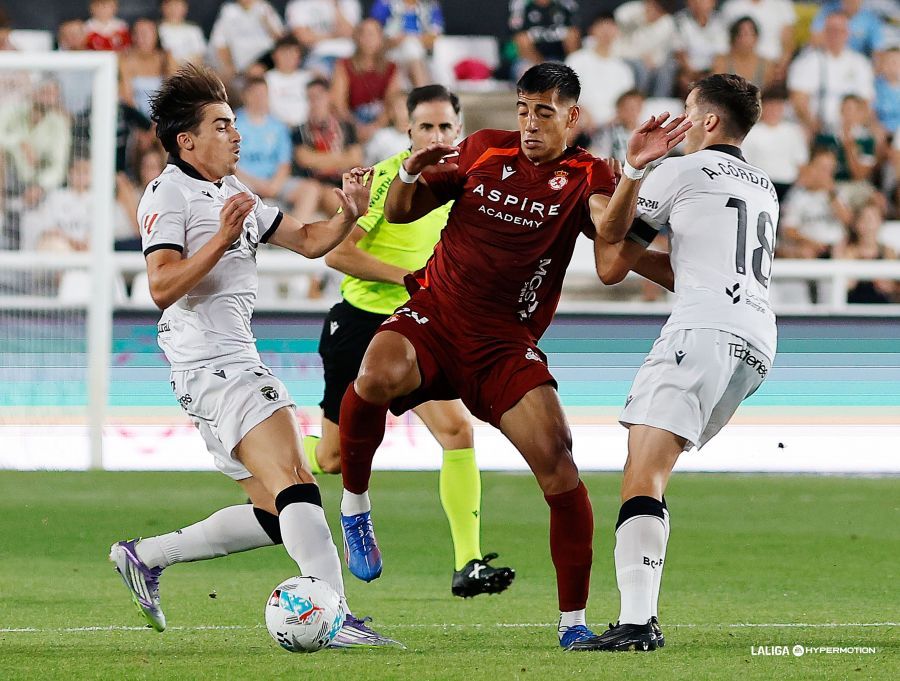 Thiago Ojeda, en la imagen en el partido de la Cultural en Burgos. | LALIGA Thiago Ojeda, en la imagen en el partido de la Cultural en Burgos. | LALIGA