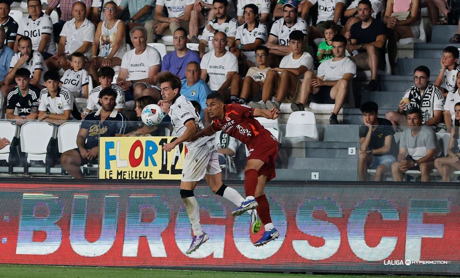 Víctor García pelea por un balón dividido durante el partido entre Burgos y Cultural. | LALIGA