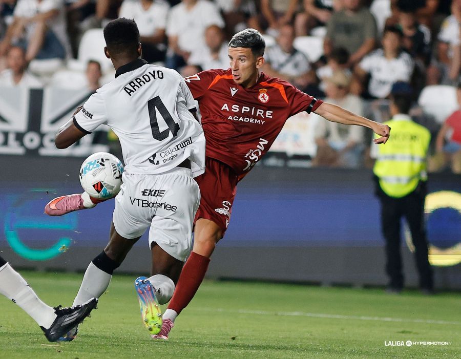Chacón dispara durante el partido de la Cultural en Burgos. | LALIGA