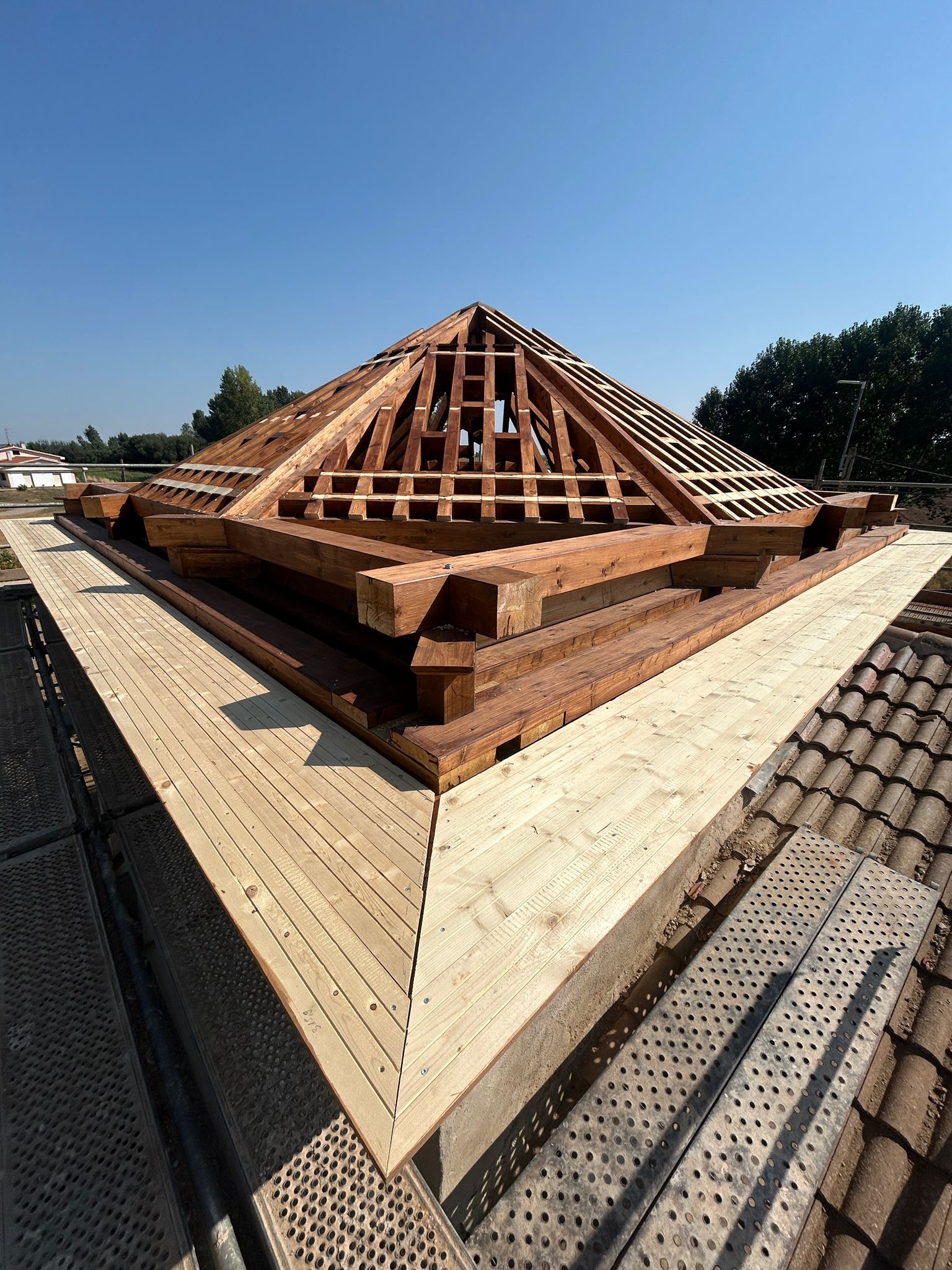 Armadura del presbiterio construida por el Centro de Oficios de León que ha sido ya instalada en la ermita. | L.N.C.