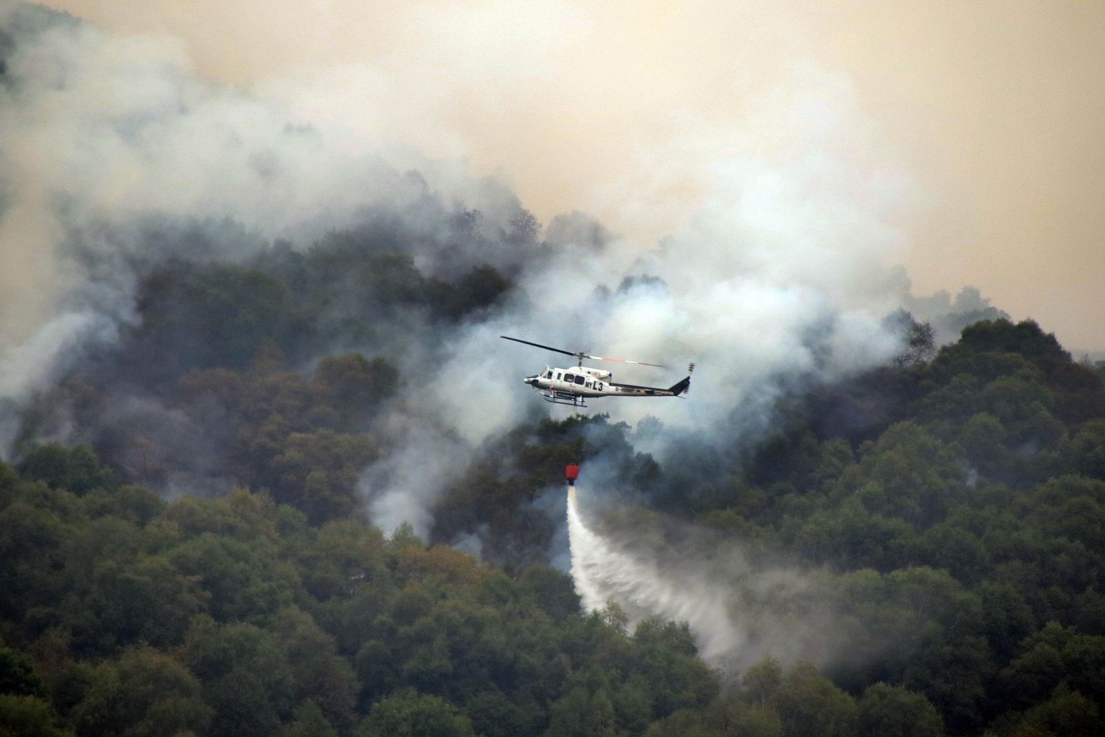  El incendio de Fasgar amenaza a las poblaciones de Villapujín, Barrio de la Puente y Posada de Omaña | Peio García (Ical)