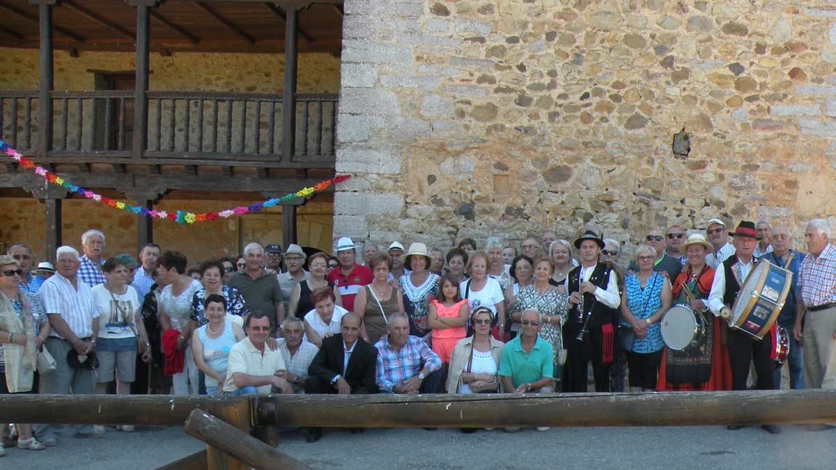 Foto de grupo de los participantes instantes antes de celebrarse la santa misa. | E. NIÑO