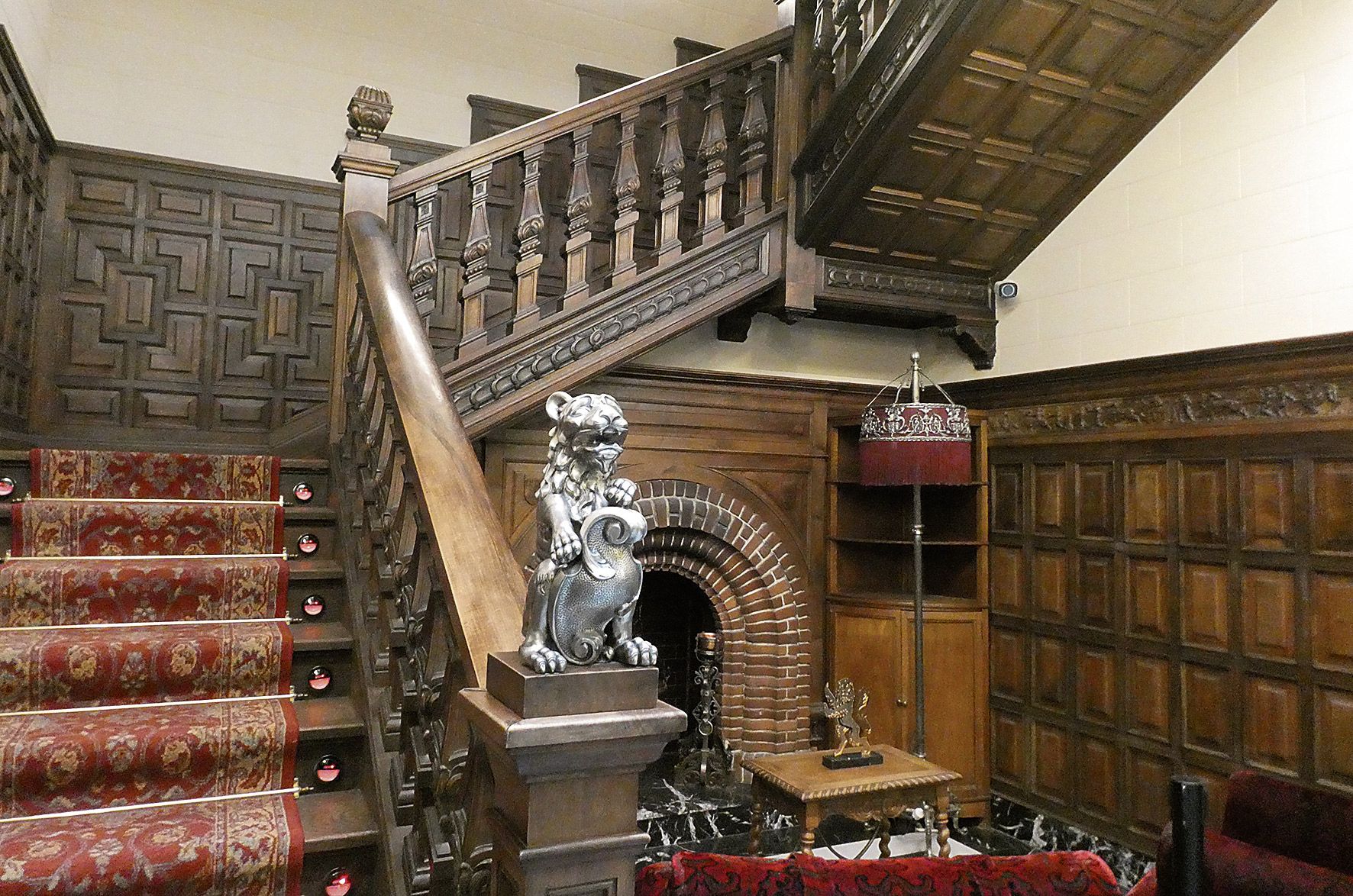 Detalle del hall, con el arranque de la escalera y vista de la chimenea. | GREGORIO FERNÁNDEZ CASTAÑÓN