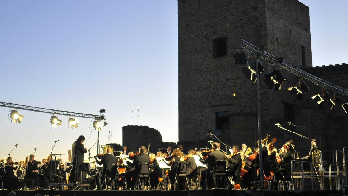 Uno de los conciertos al aire libre ofrecidos por la Oscyl, el celebrado en las inmediaciones del Castillo de Pedraza, en Segovia.| Alberto Benavente