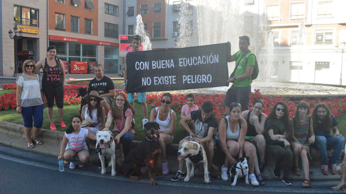 Varias personas participaron este domingo en la marcha para pedir un cambio en la ley de perros de raza peligrosa. | L.N.C.