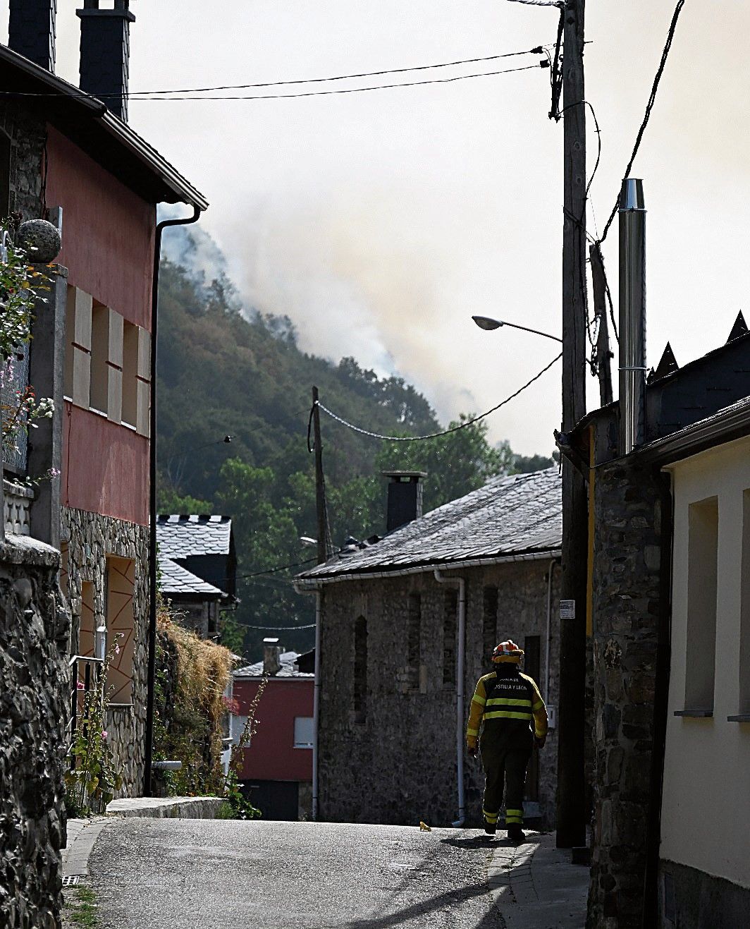 Labores de extinción del incendio de Fasgar, en una imagen tomada el martes. | SAÚL ARÉN