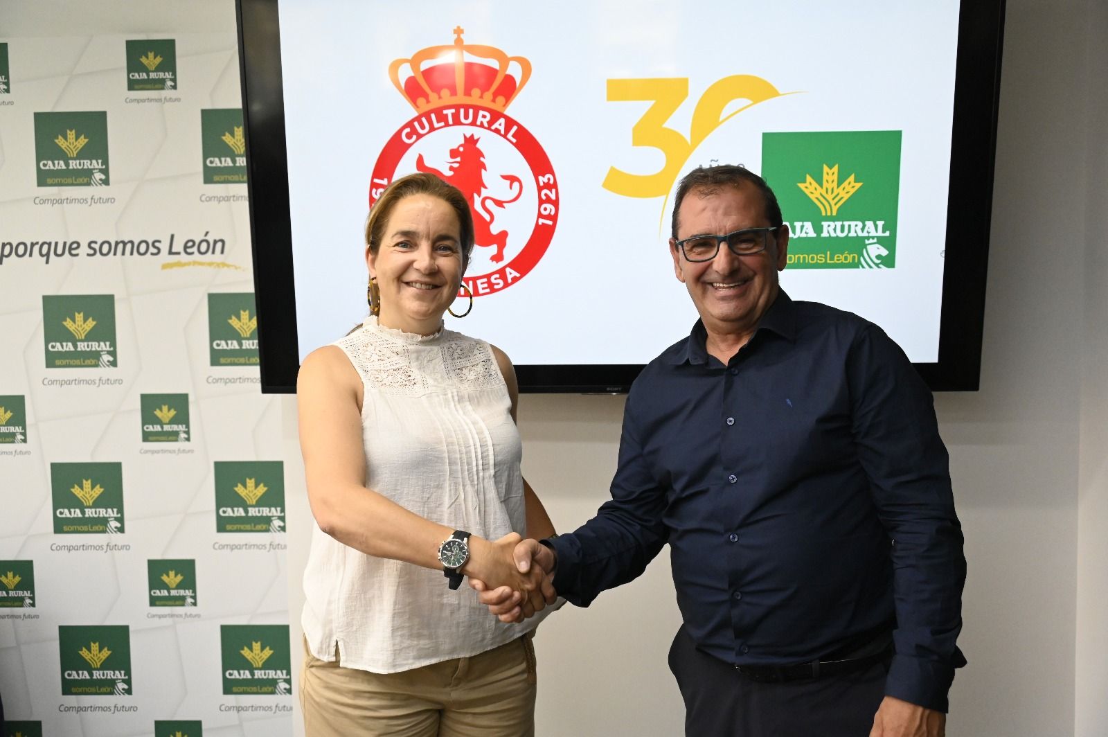 Natichu y Narciso, durante la firma del acuerdo en Caja Rural. | SAÚL ARÉN