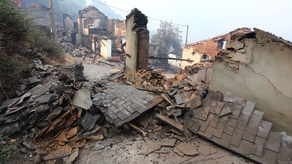 El pueblo de Lusio, en El Bierzo, arrasado por el fuego. | ICAL