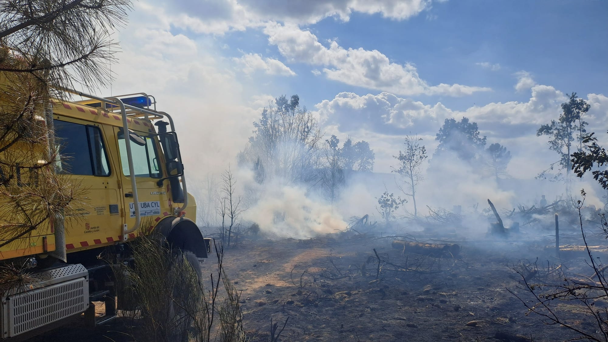 Una imagen de los medios en la zona ya quemada de Barrillos. | DAVID IGLESIAS