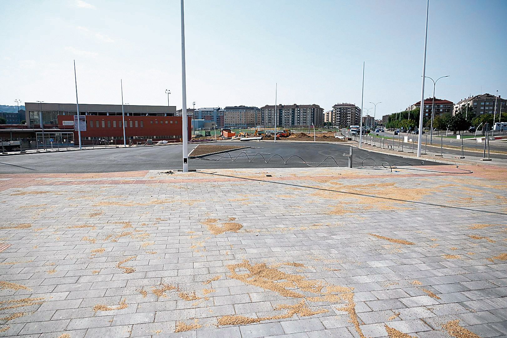 La parte más avanzada de las obras es la del aparcamiento y la zona peatonal que integrará urbanísticamente la zona. | SAÚL ARÉN