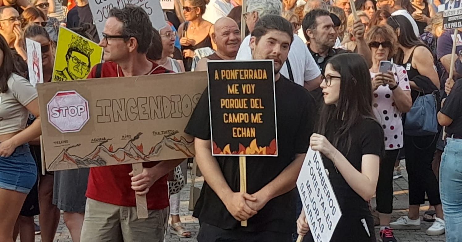 Movilización exigiendo medidas para paliar los incendios. | MAR IGLESIAS