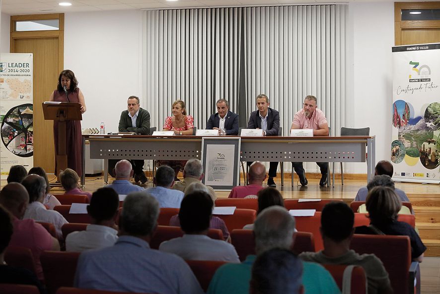 Canales La Magdalena acogió el acto para conmemorar los 30 años de andadura de Cuatro Valles. | FERNANDO OTEROERNANDO OTERO