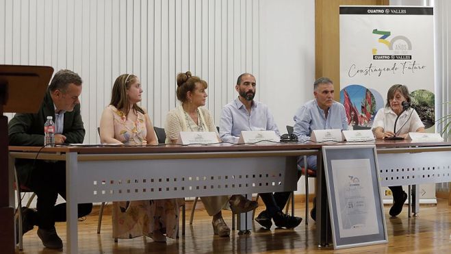 Un momento de la mesa redonda con experiencias vinculadas al territorio. FERNANDO OTERO