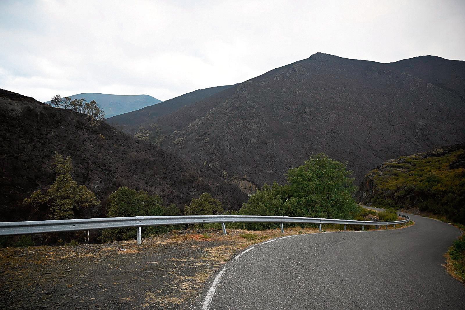 Vista del valle de Anllarinos del Sil el miércoles, 20 de agosto, totalmente calcinado. 24 horas después, el pueblo fue desalojado. | SAÚL ARÉN