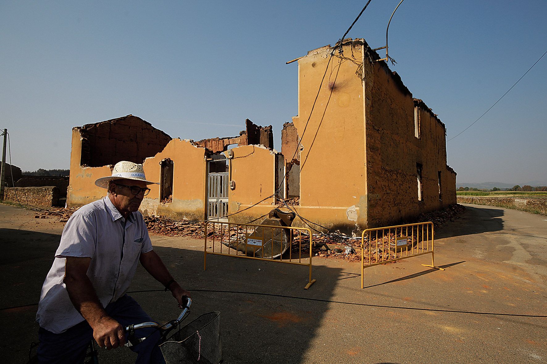 Varias viviendas van a ser demolidas en Quintana y Congosto tras el incendio. | FERNANDO OTERO