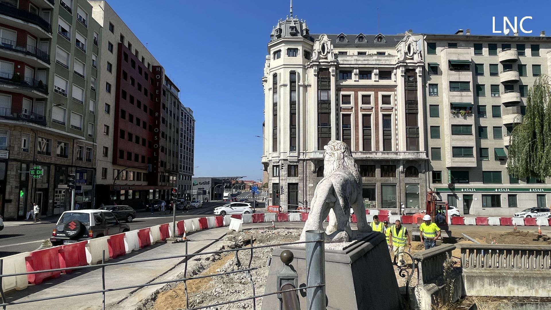 Imagen de las obras de la nueva glorieta junto al Puente de los Leones. | L.PASTORIZA 