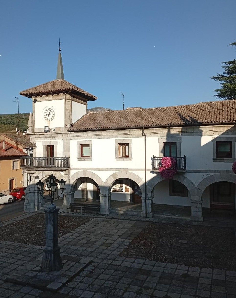Vista del Ayuntamiento de La Pola de Gordón que ha aprobado el presupuesto municipal. | E. NIÑO