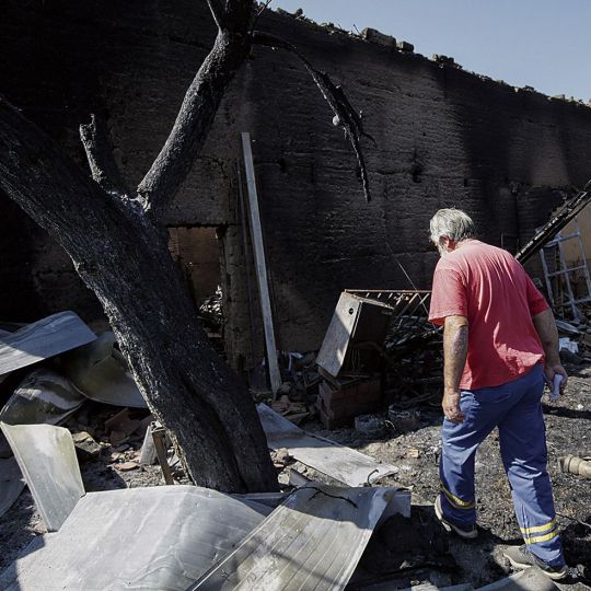 Manolo caminando por el patio de su casa totalmente calcinada. | FERNANDO OTERO