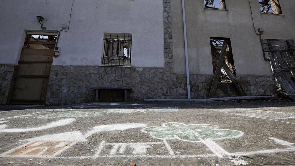 Dibujos de una niña frente a otras de las dos casas que ardieron en Villamontán.| FERNANDO OTERO