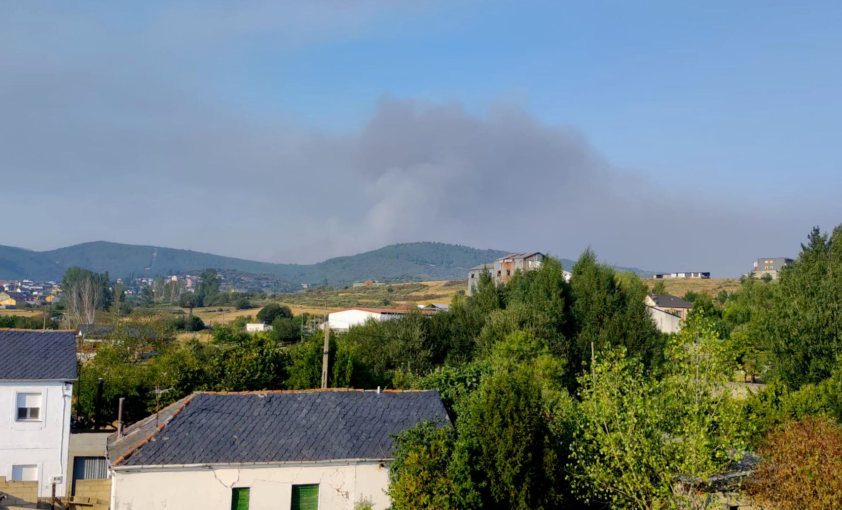 Incendio en Argayo del Sil, visto desde la localidad de Fabero | ICAL 