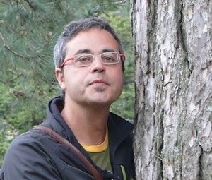 Alfonso Fernández Manso abrazando uno de los árboles bercianos. 