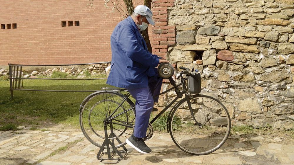 Luis, afilador a la antigua usanza, con la bicicleta, y de Orense. | F. FERNÁNDEZ