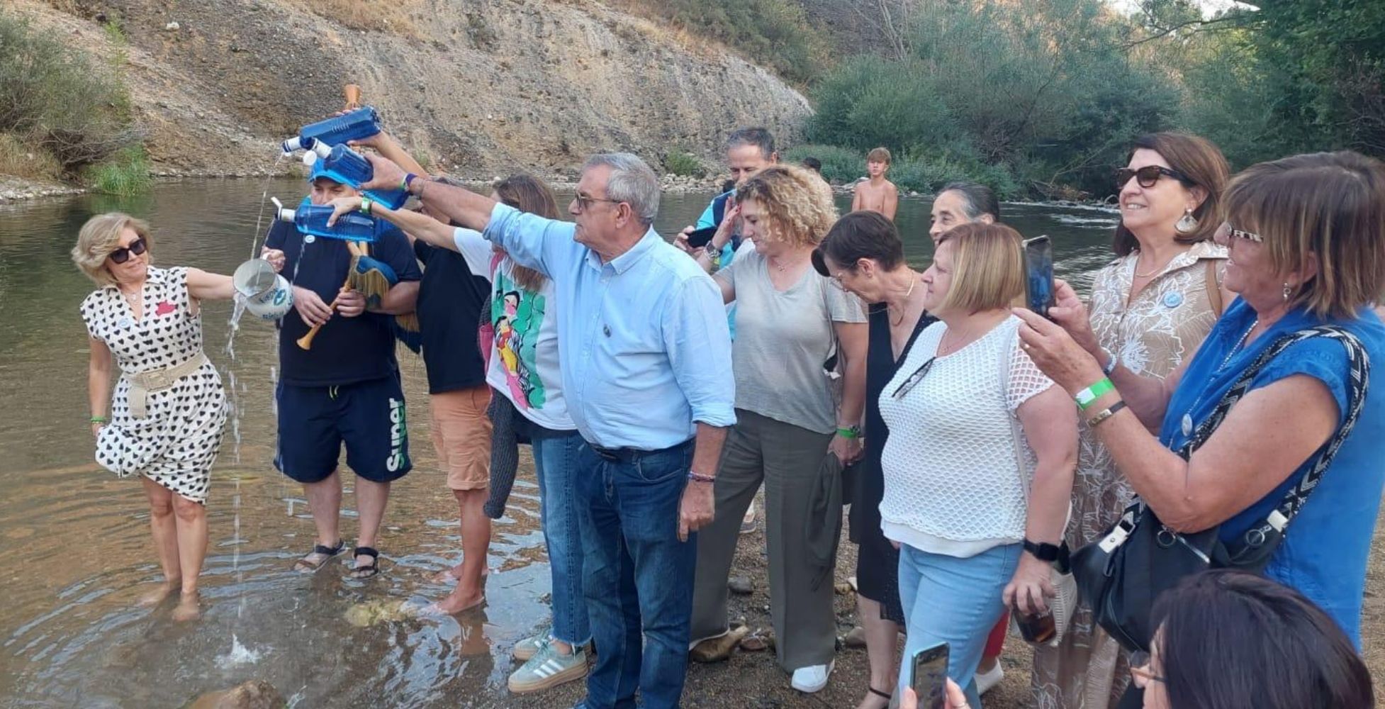 El ‘Cruce de Aguas’ une Nalón y Curueño en una jornada de recuerdos y amistad en La Vecilla