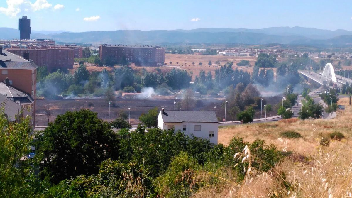 Las casas del poblado gitano quedaron muy cerca de las llamas.|MAR IGLESIAS Las casas del poblado gitano quedaron muy cerca de las llamas.|MAR IGLESIAS
