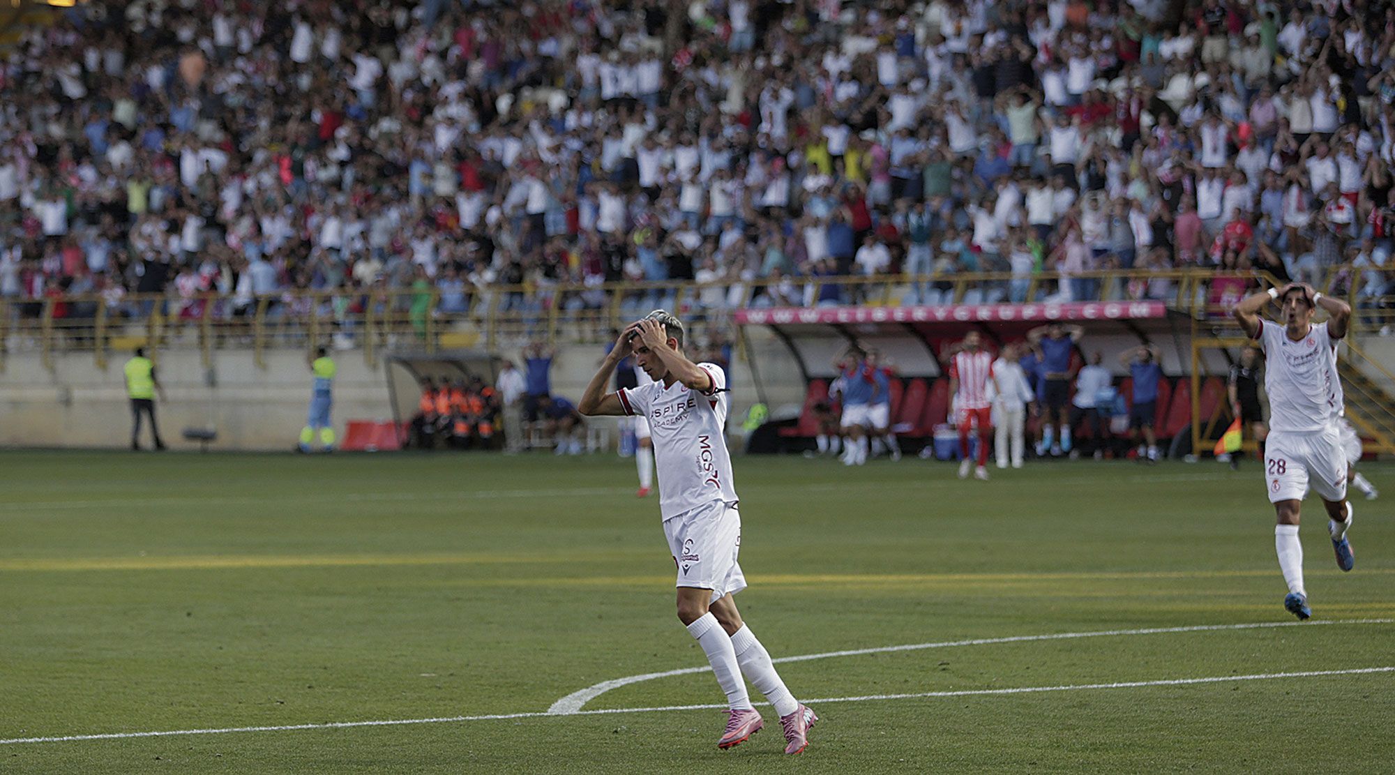 Chacón y Ojeda se lamentan tras la ocasión errada por el mediapunta. | FERNANDO OTERO