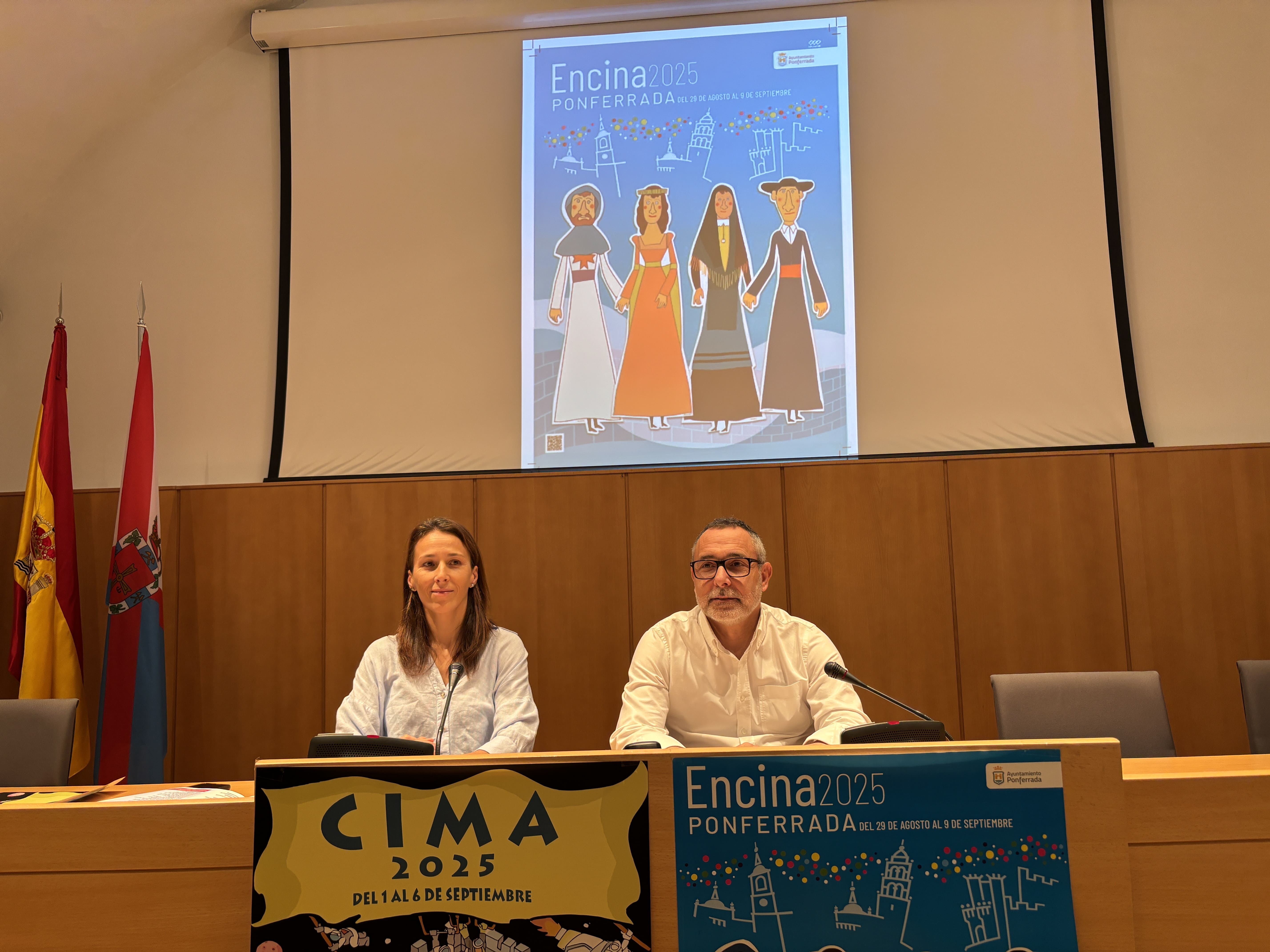 Los concejales Eva González y Carlos Cortina presentan el programa de las fiestas. | JAVIER FERNÁNDEZ