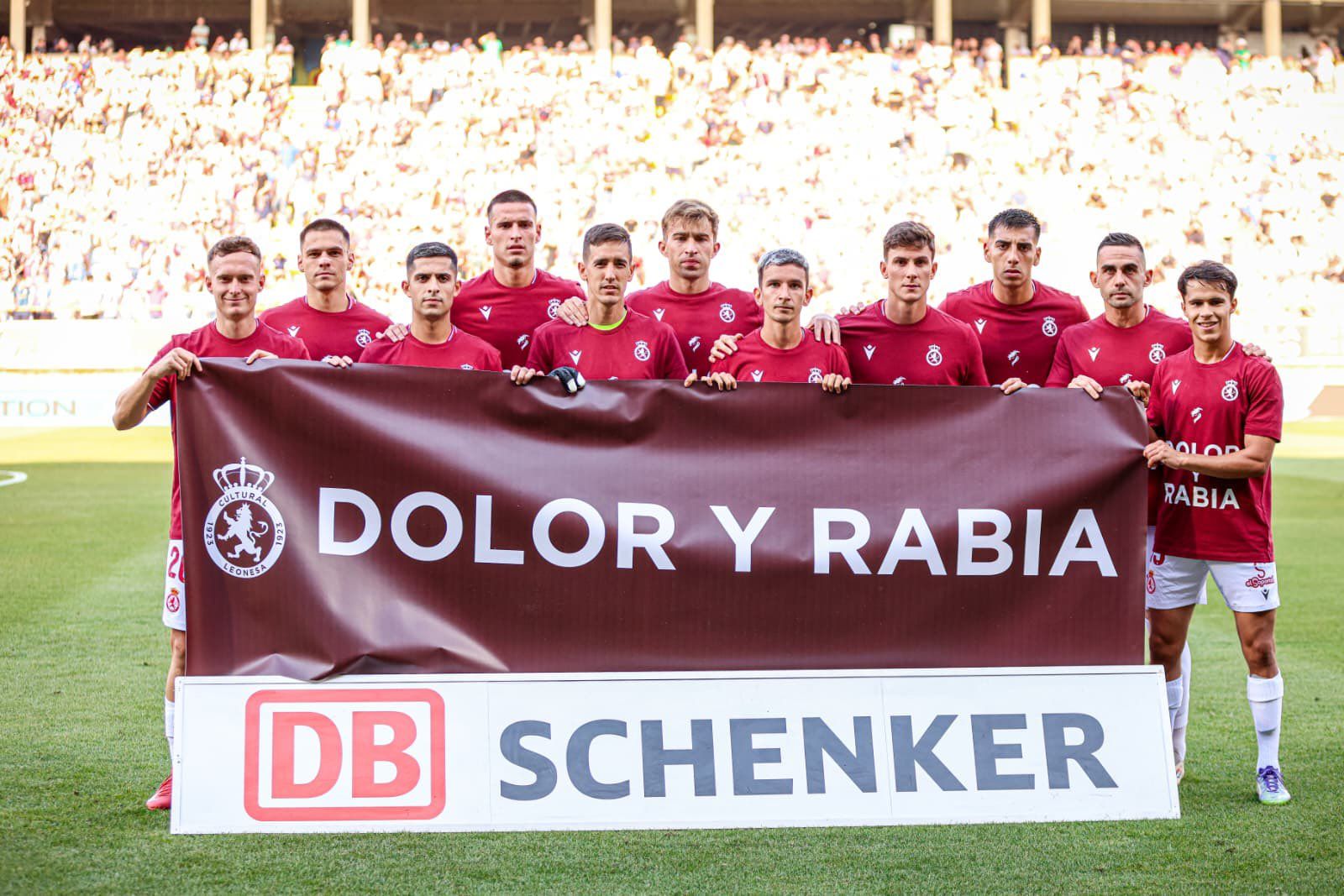Los jugadores de la Cultural, con las camisetas y la pancarta. | CYD